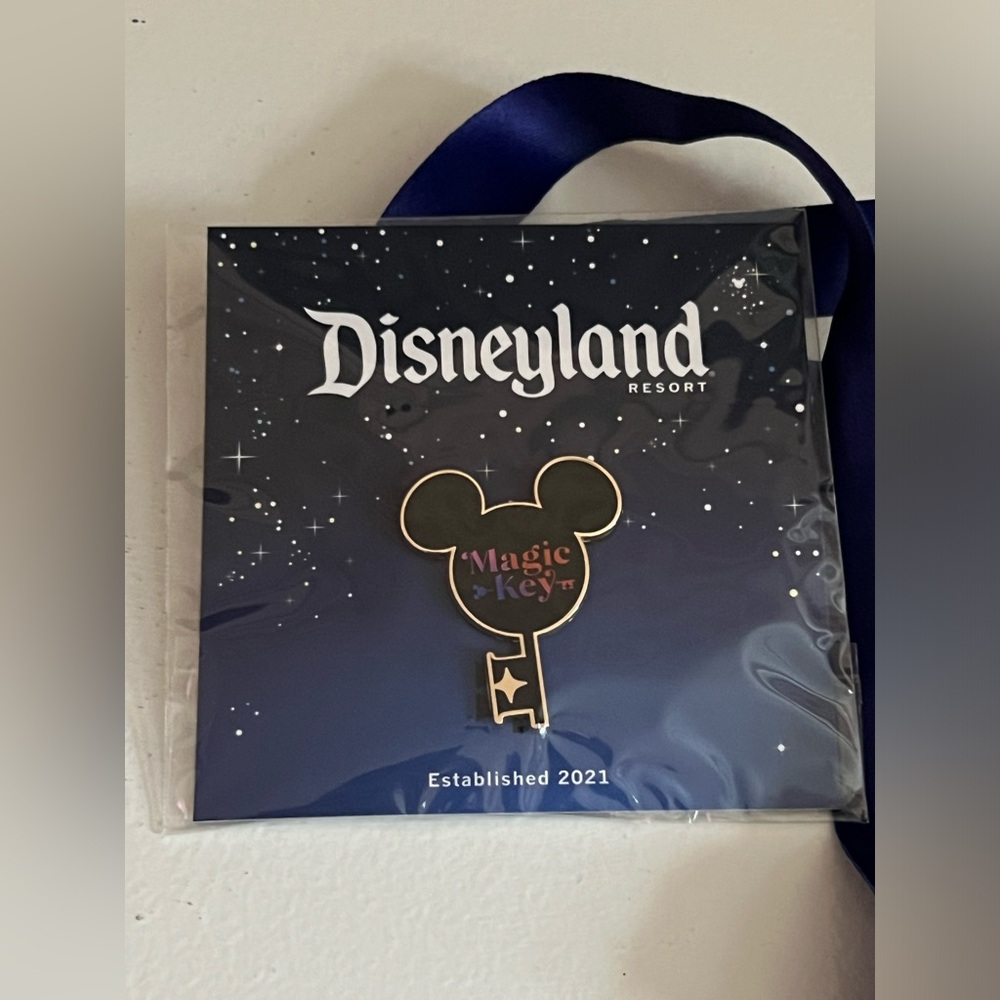 Disneyland Annual Passholder Commemorative 2021 Disney Pin New Magic